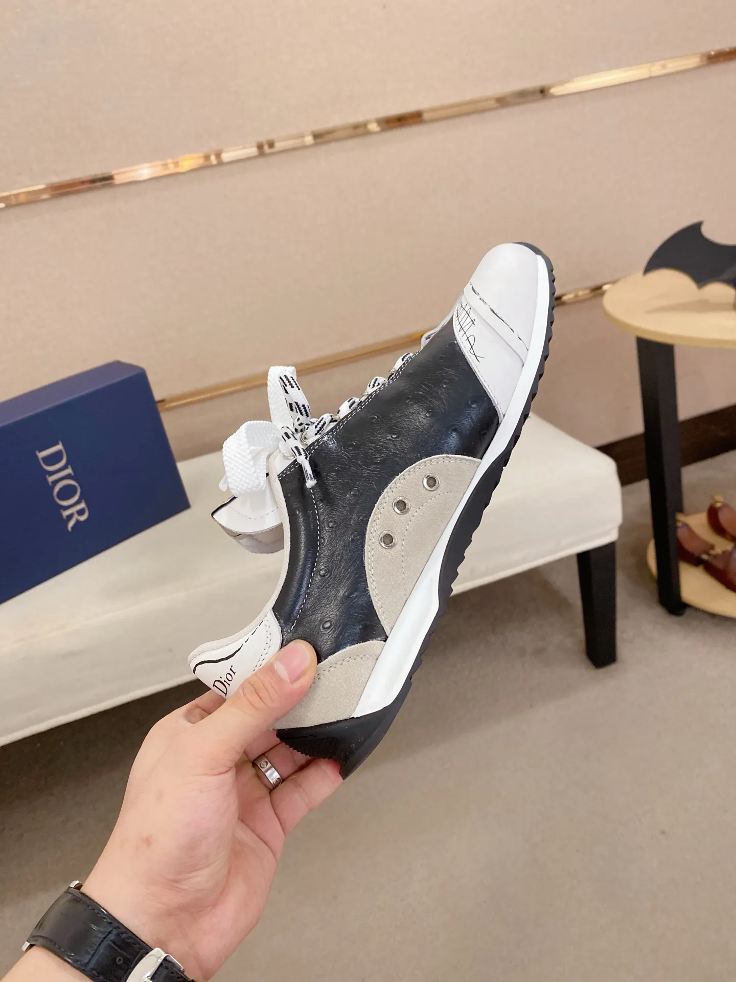 Men's shoes💰: 500💰Couple style💏 [Dior·Dior] New casual sports style men's shoes, new spring and summer design, perfect workmanship, lace-up lazy style to create wardrobe quality, upper: imported first-layer cowhide, mesh breathable lining soft and comfortable, ultra-light TPU wear-resistant outsole, simple, versatile fashion men's shoes, excellent color code number 35--44. (45,46 customized items are not returnable or exchangeable)
